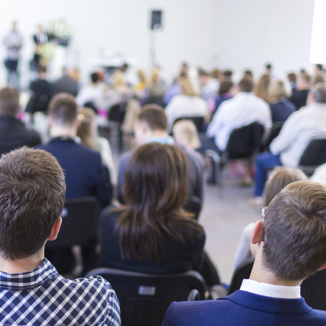Asistentes en una asamblea presencial y mixta de clase alpha. Logística de Asambleas y Eventos en Colombia